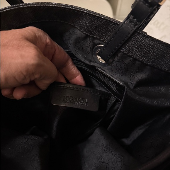 Michael Kors Elegant Black Handbag. Sides packets with a log in the front - Picture 9 of 14